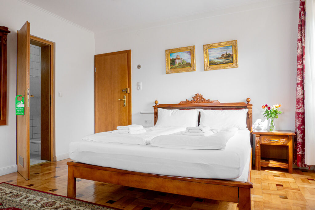 Zimmer 203 – Bett und Bad