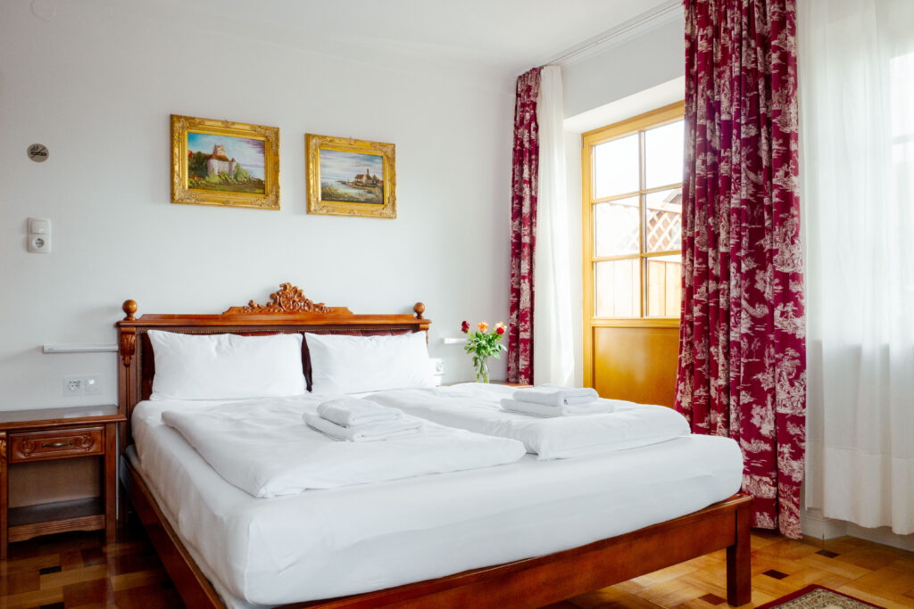 Zimmer 203 – Bett und Balkon