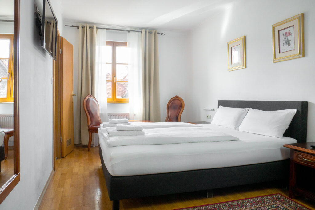 Zimmer 204 – Bett und Fensteransicht