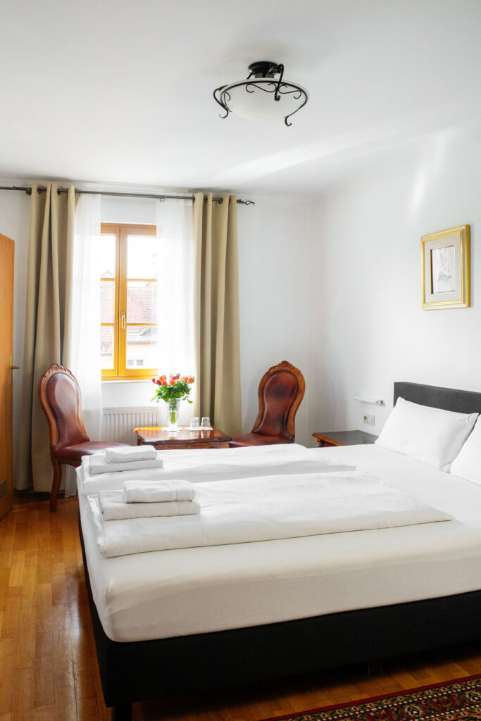 Zimmer 204 – Bett und Fenster