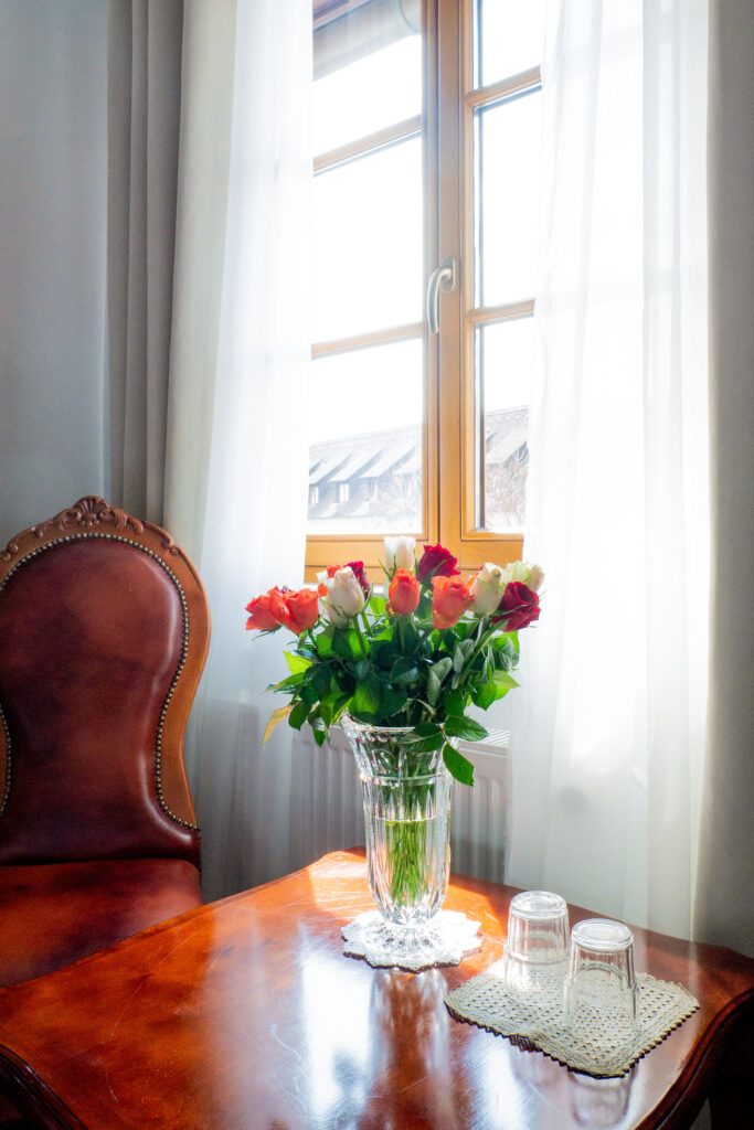 Zimmer 204 – Sitzecke am Fenster