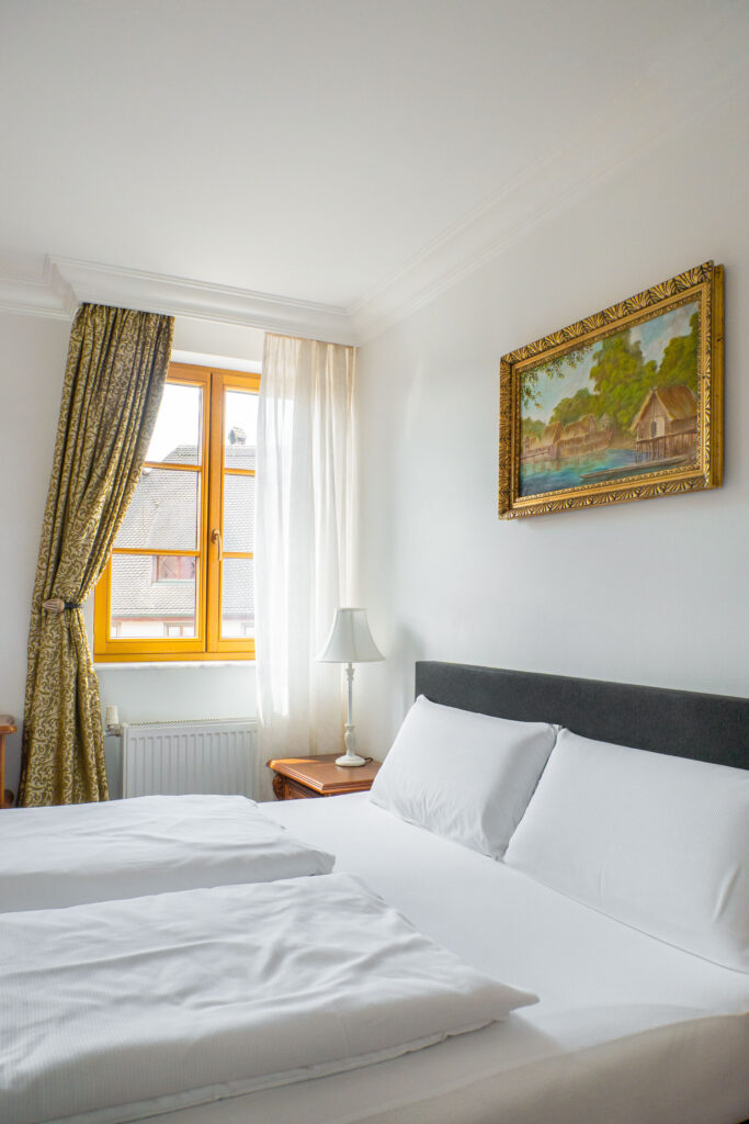 Zimmer 205 – Bett und Fenster