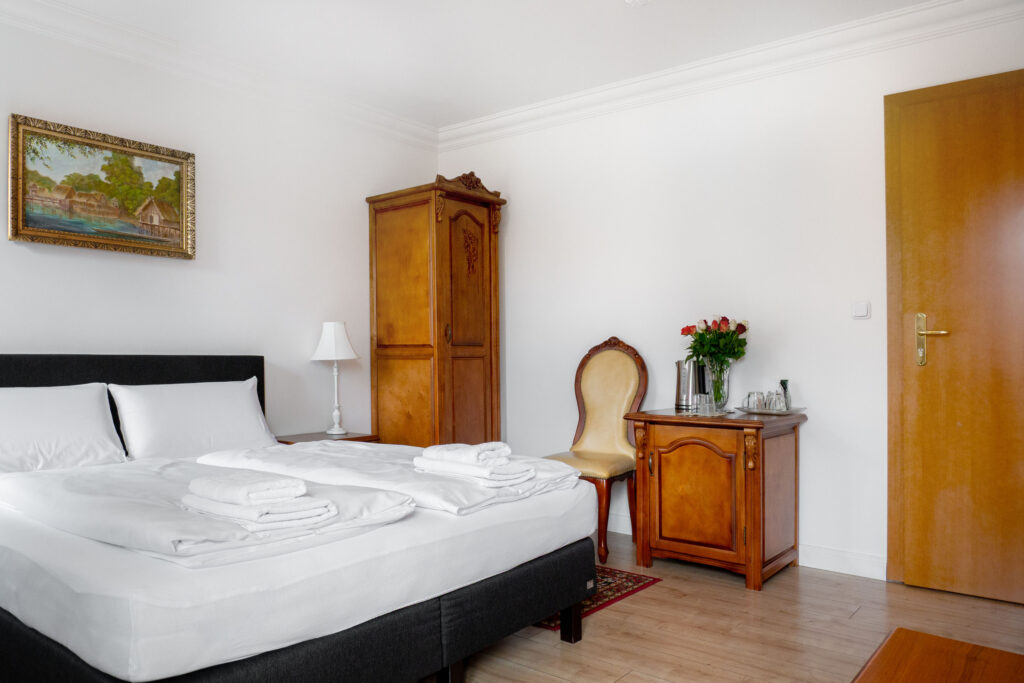 Zimmer 205 – Bett, Schrank und Tür