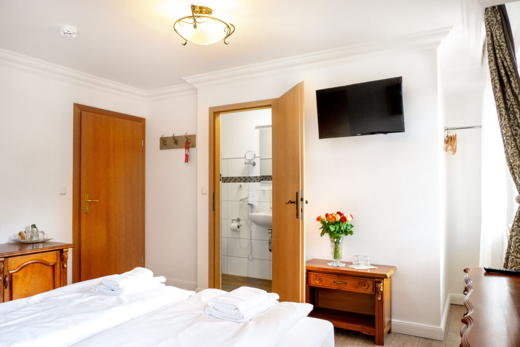 Zimmer 205 – Bett, Tür, Bad und Fenster