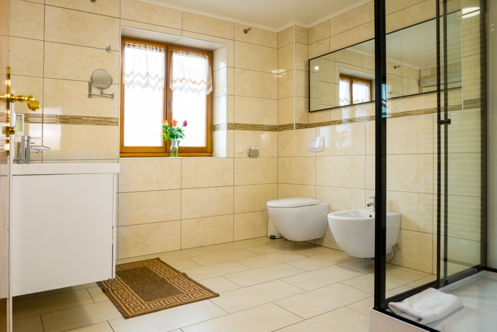 Zimmer 206 – Badezimmer mit Dusche