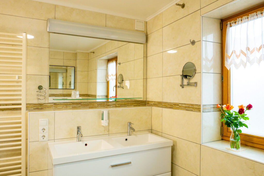 Zimmer 206 – Badezimmer mit Waschbecken