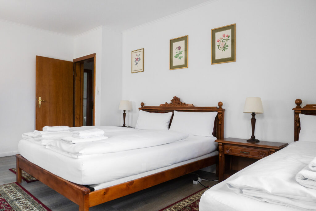 Zimmer 206 – Bett und Tür