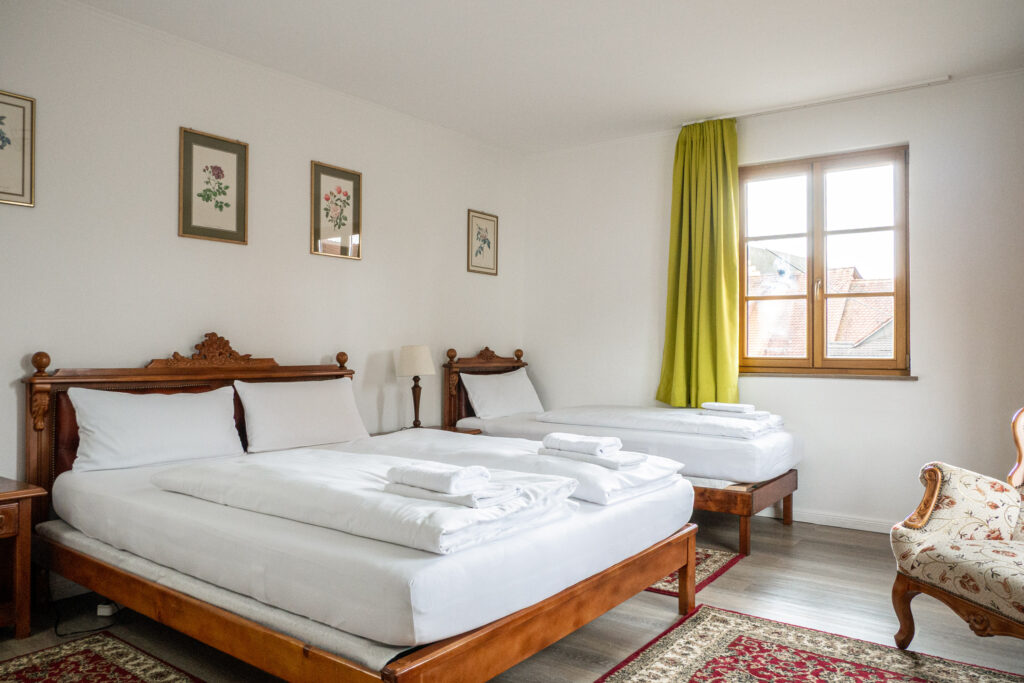 Zimmer 206 – Betten und Fenster