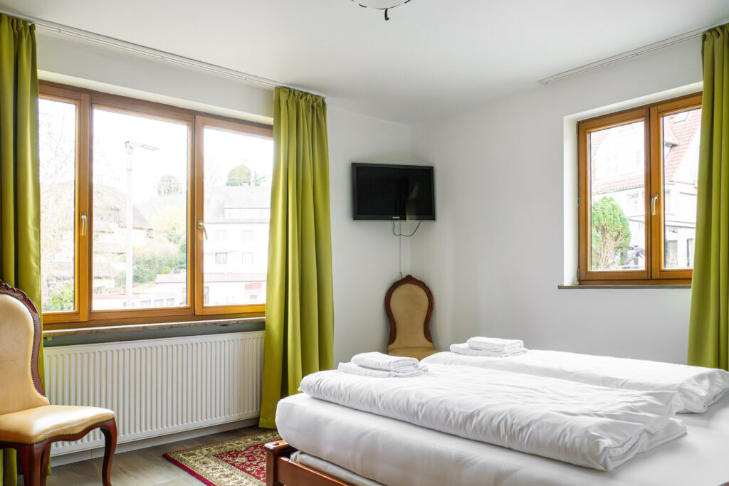 Zimmer 206 – Bett und beide Fenster
