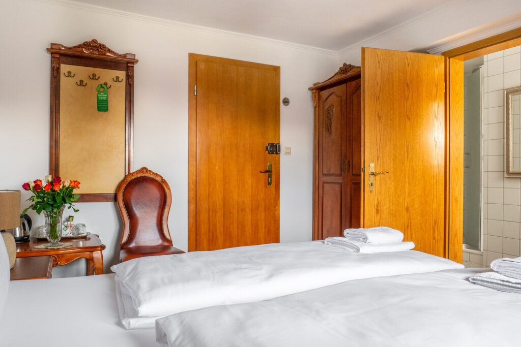 Zimmer 303 – Bett, Bad und Tür