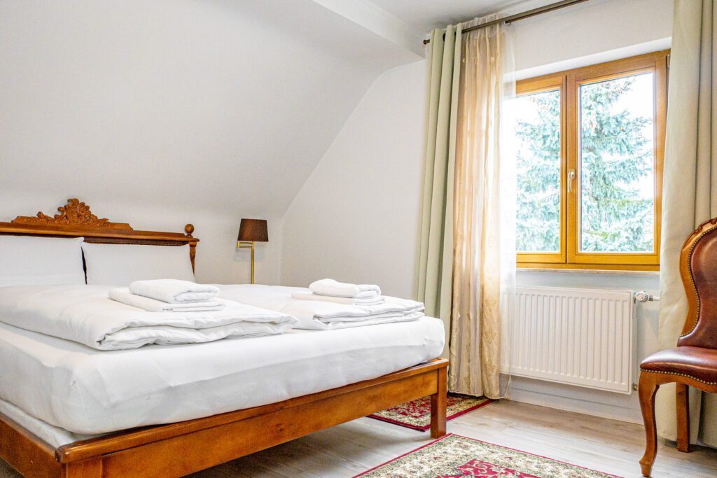 Zimmer 304 – Bett und Fenster