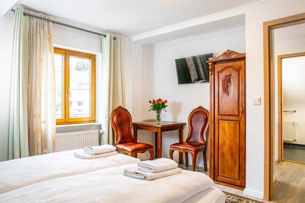 Zimmer 304 – Bett, Fenster, Schrank und Bad