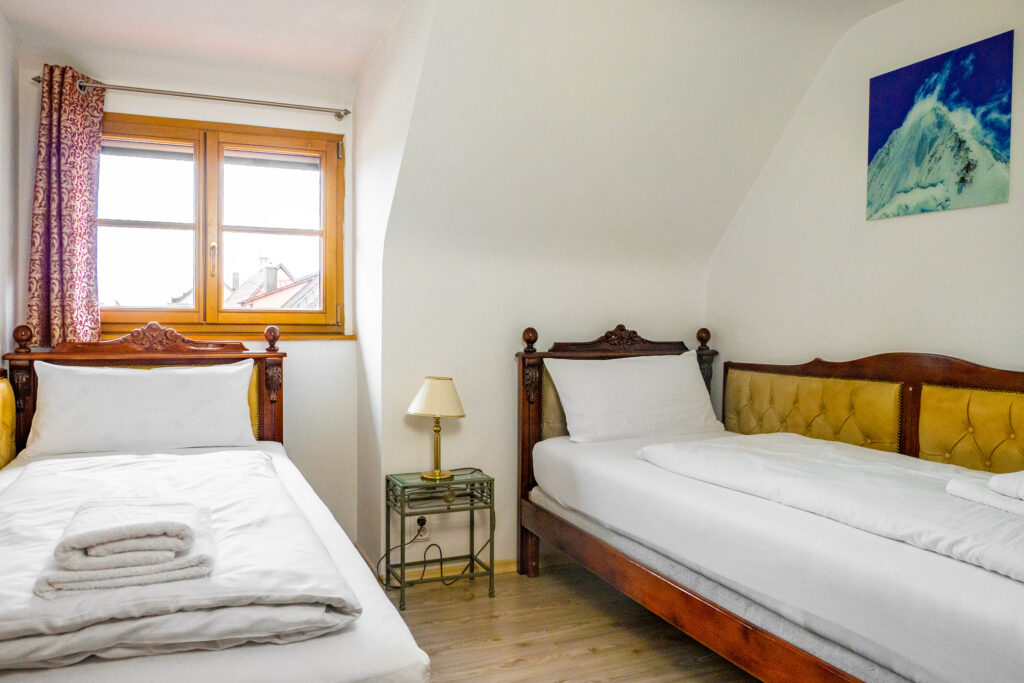 Zimmer 304 – Betten und Fenster