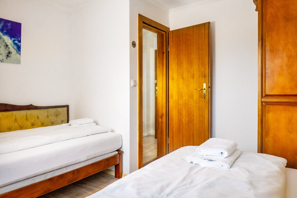 Zimmer 304 – Betten, Tür und Schrank