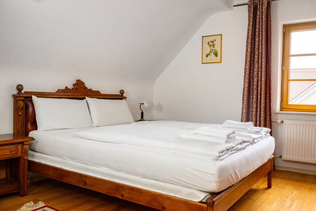 Zimmer 301 – Bett und Fenster