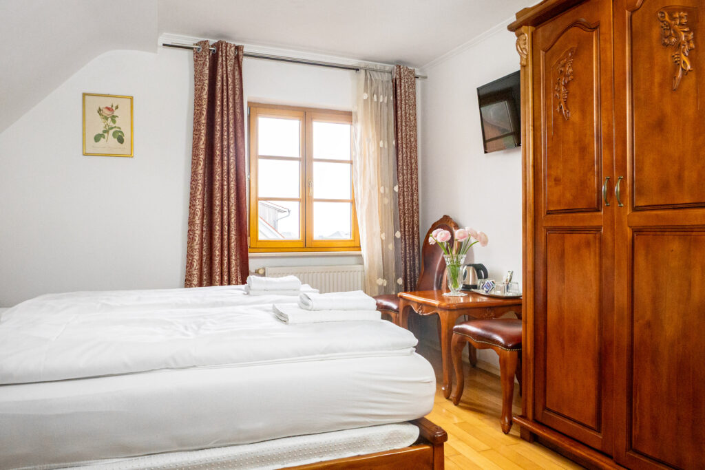 Zimmer 301 – Bett, Fenster, Schrank und Tisch