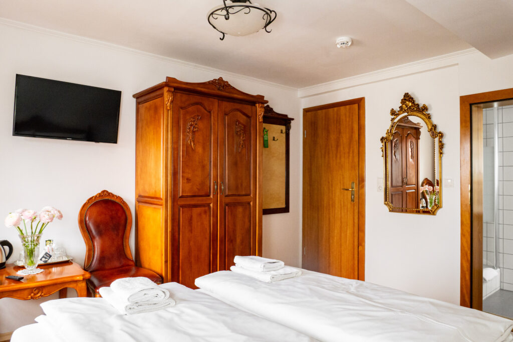 Zimmer 301 – Bett, Schrank, Tür und Bad