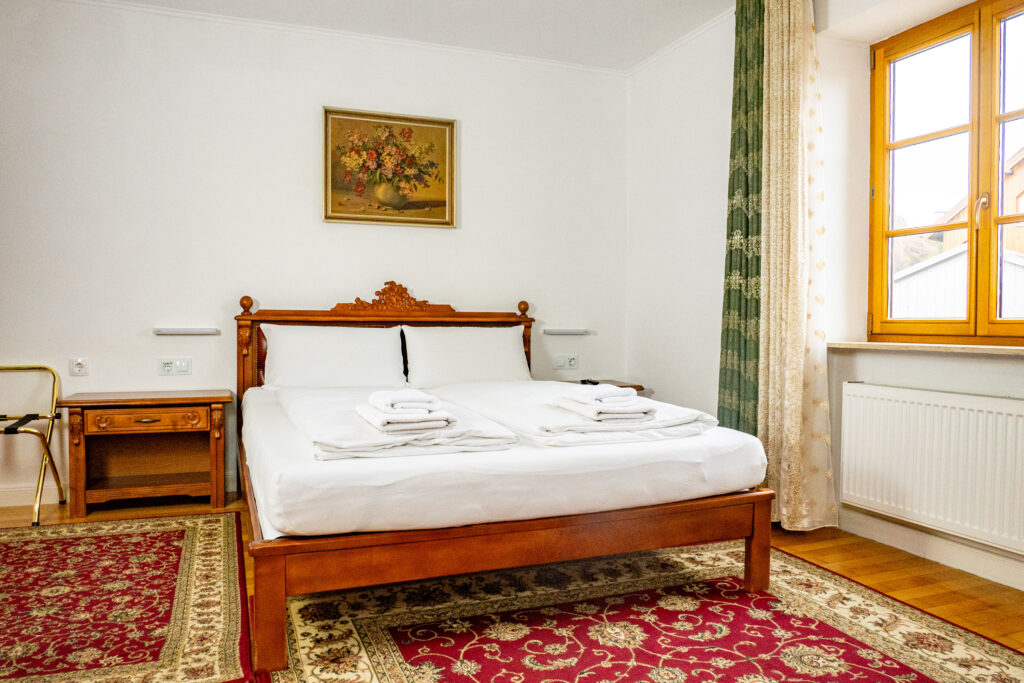 Zimmer 202 – Bett und Fenster