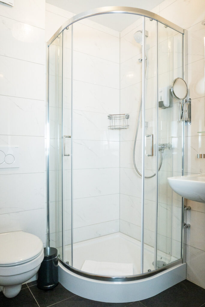 Zimmer 102 – Badezimmer mit Dusche