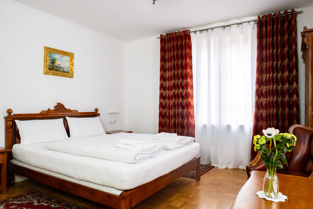 Zimmer 102 – Bett und Fenster