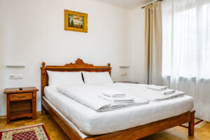 Zimmer 101 – Bett und Fenster