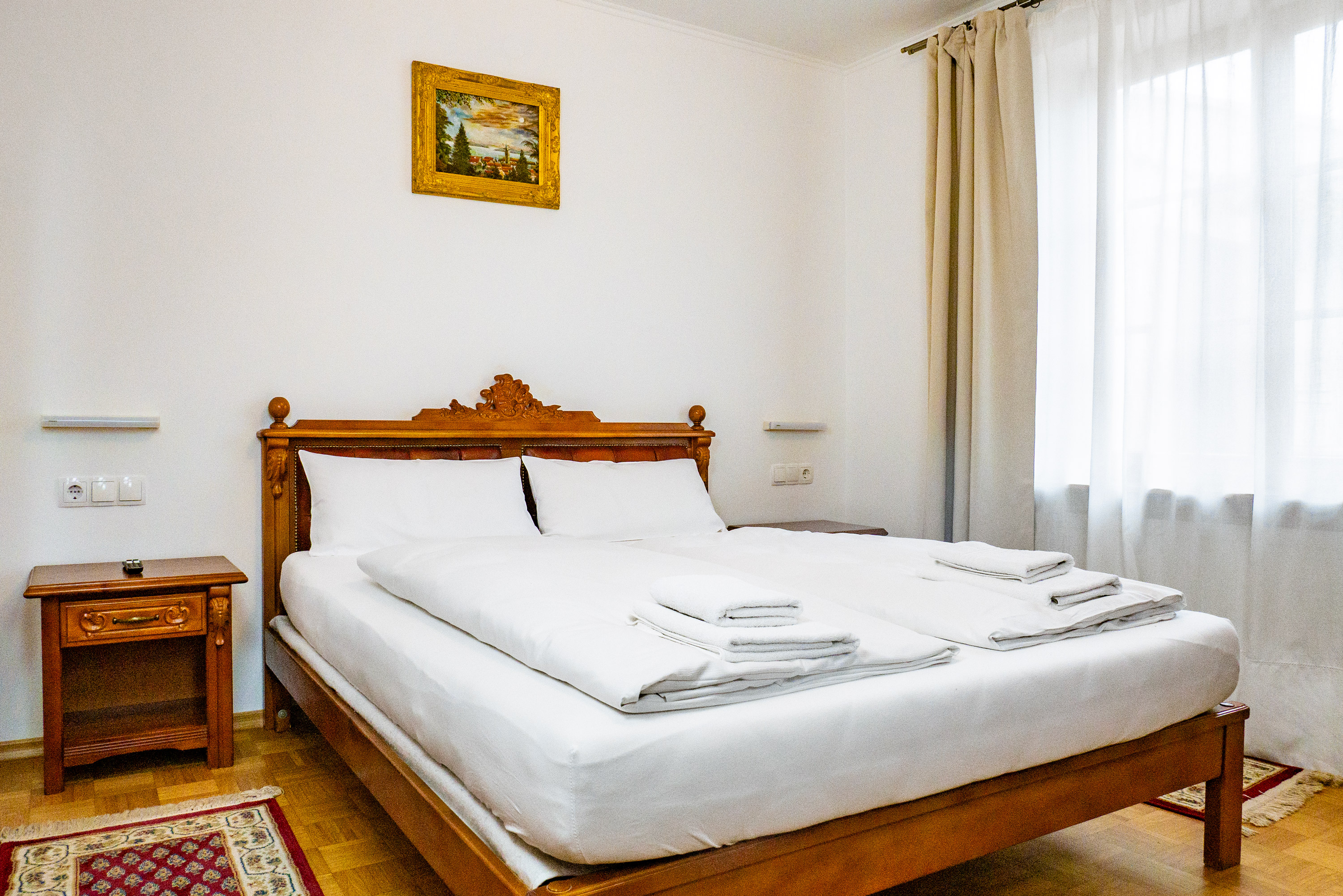 Zimmer 101 – Bett und Fenster