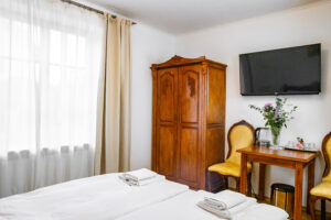 Zimmer 101 – Bett, Fenster, Schrank und Tisch